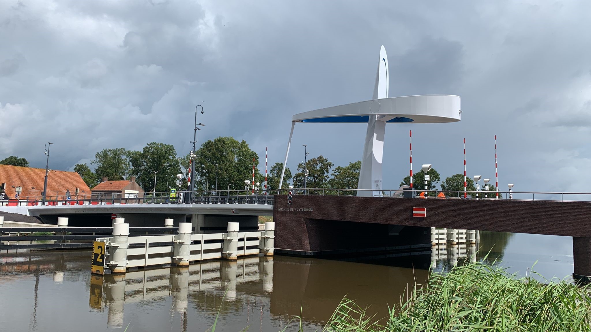 De doorvaarhoogte van de gesloten Michiel de Ruyterbrug is 2,4 meter.