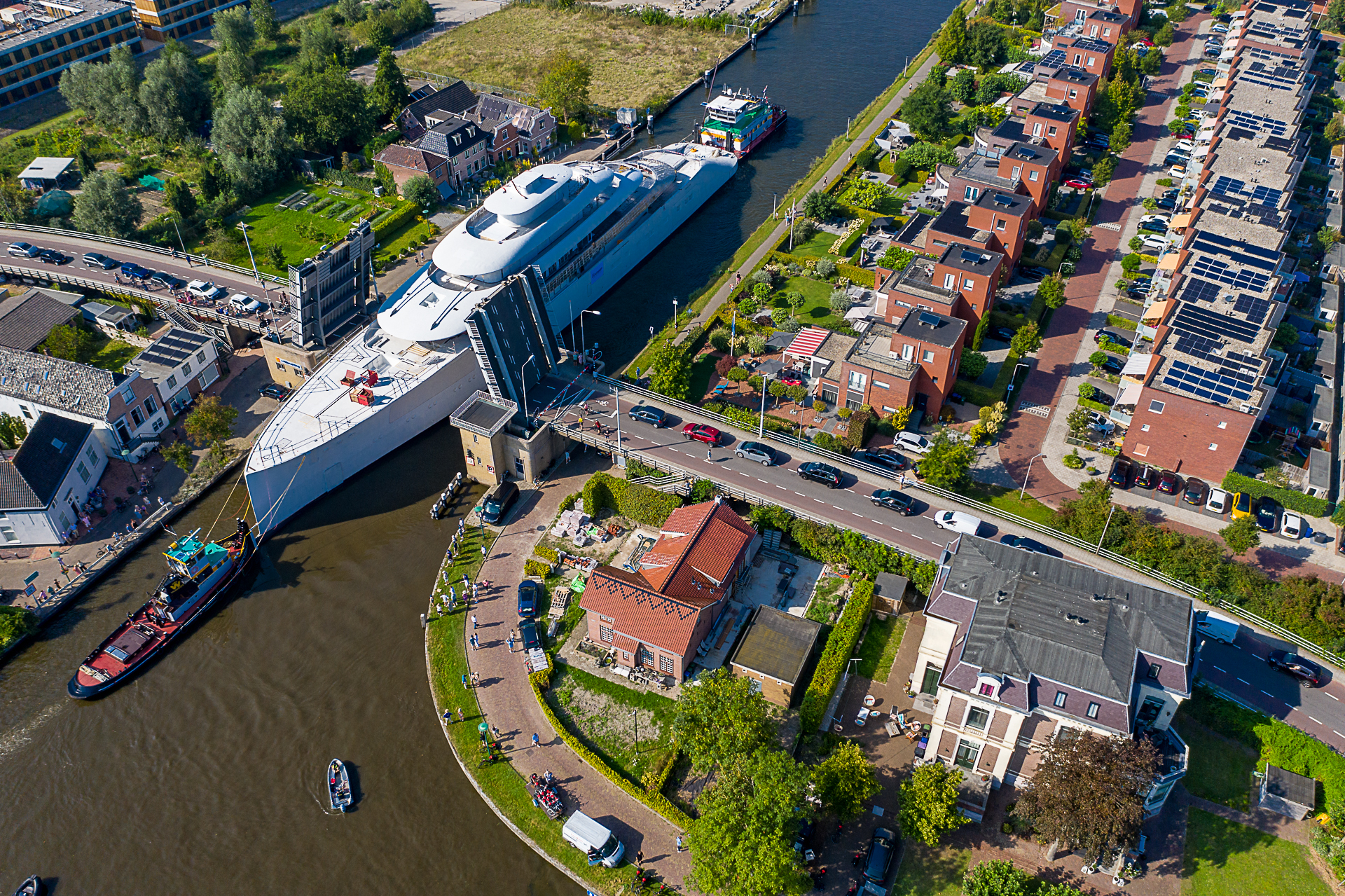Het jacht is met honderd meter een van de grootste schepen die ooit door de Oude Rijn is gevaren.