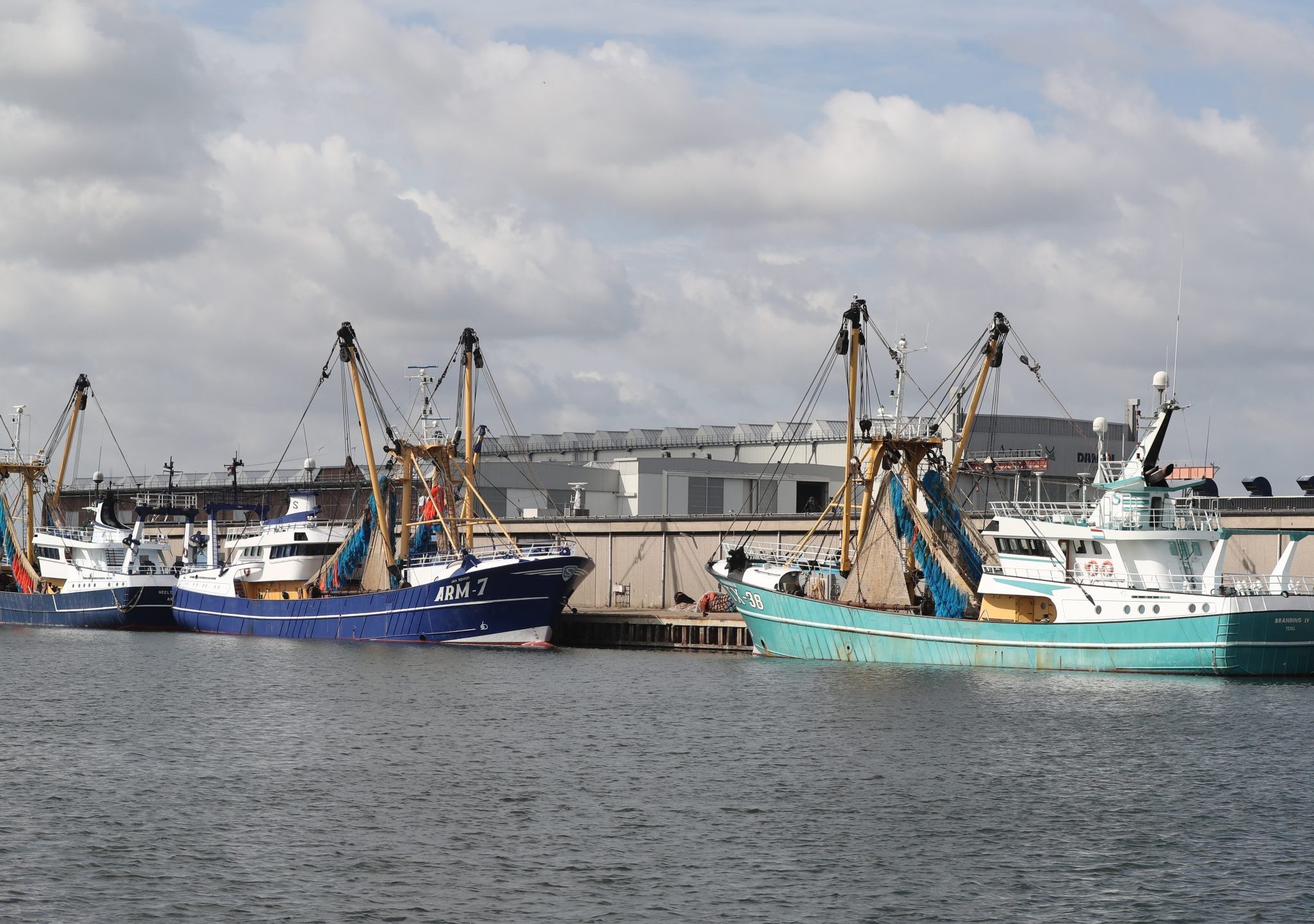 Een aantal aanvoerders langs de loswal van Visveiling Vlissingen.