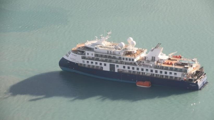 Op beelden die de kustwacht vanuit een vliegtuig heeft gemaakt, is te zien dat het cruiseschip op een kalme zee drijft.