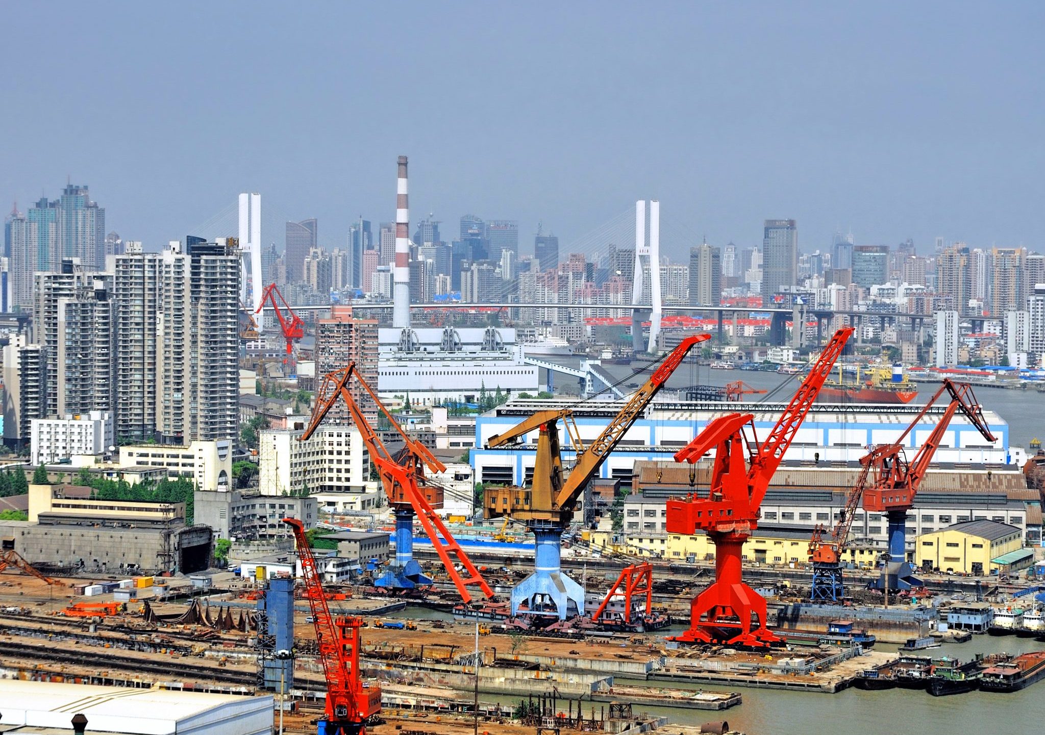 Ook de haven van Shanghai zou tegen 2050 mogelijk onbruikbaar kunnen raken bij een stijging van de zeespiegel van 40 centimeter.