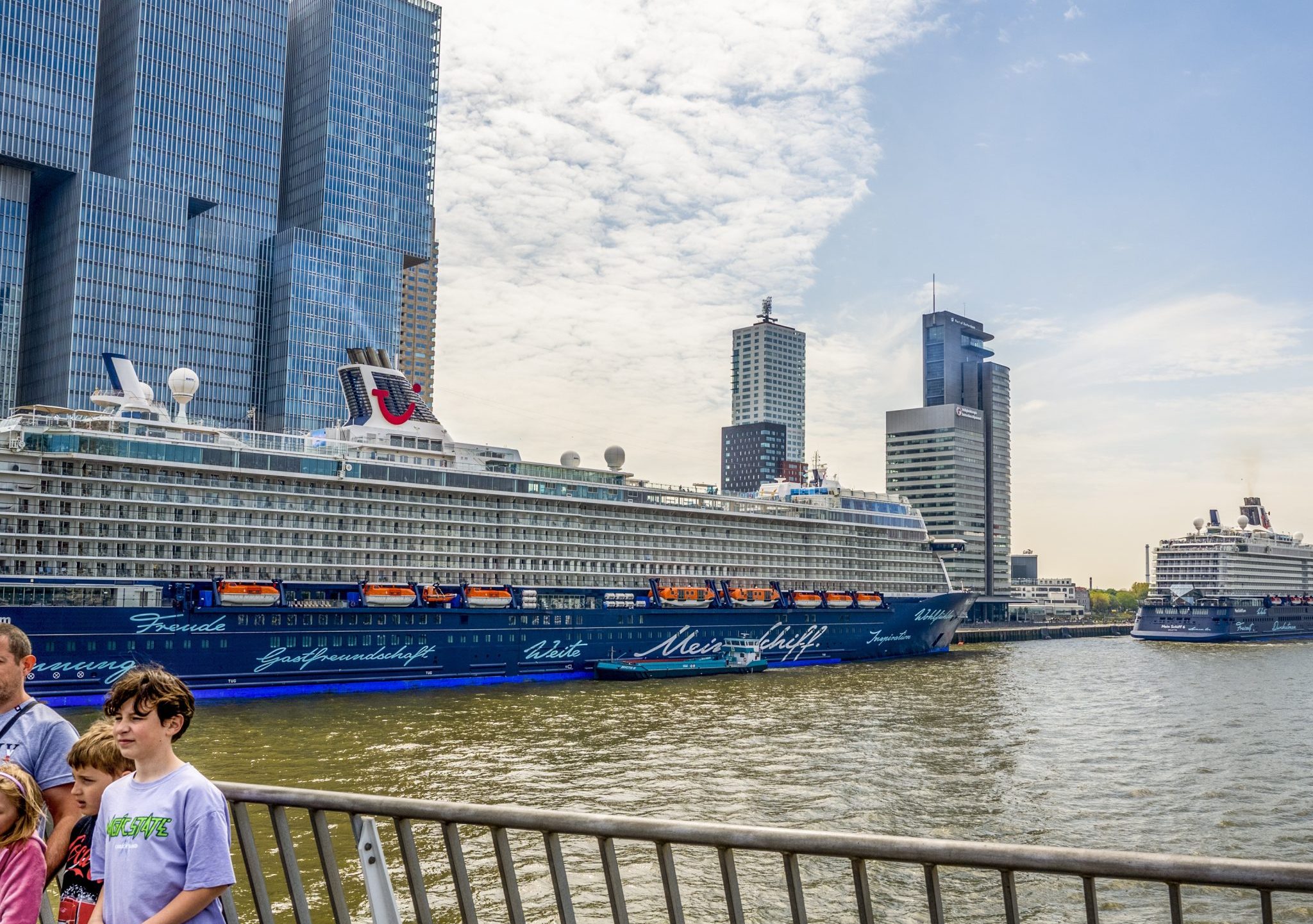 Naast Amsterdam is Rotterdam de enige andere stad in Nederland die de grootste cruiseschepen ontvangt.