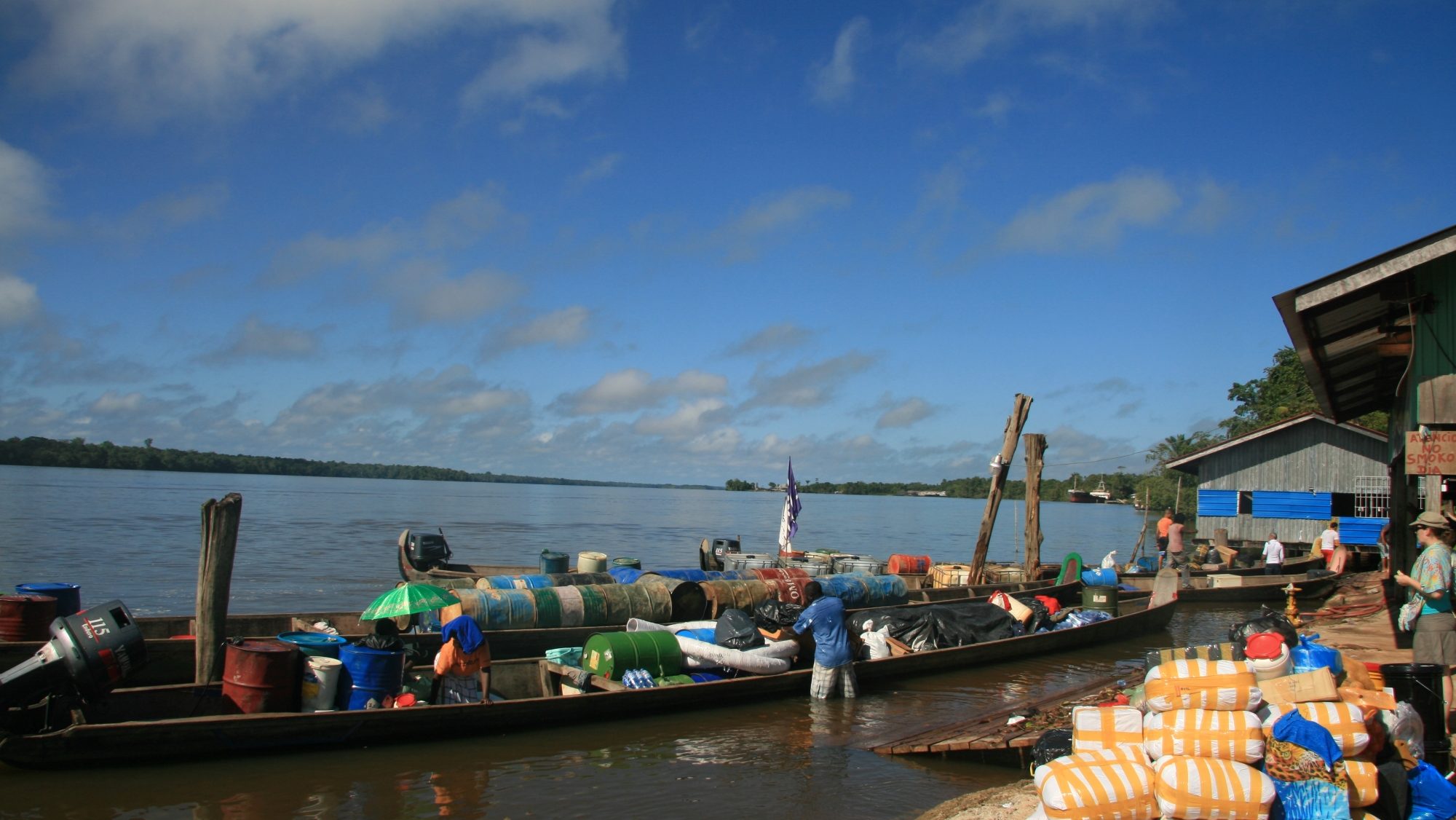 Een aanmeerplaats even buiten de Surinaamse grensplaats Albina waar allerhande goederen in boten worden geladen om naar de overkant van de Marowijnerivier te worden gesmokkeld.