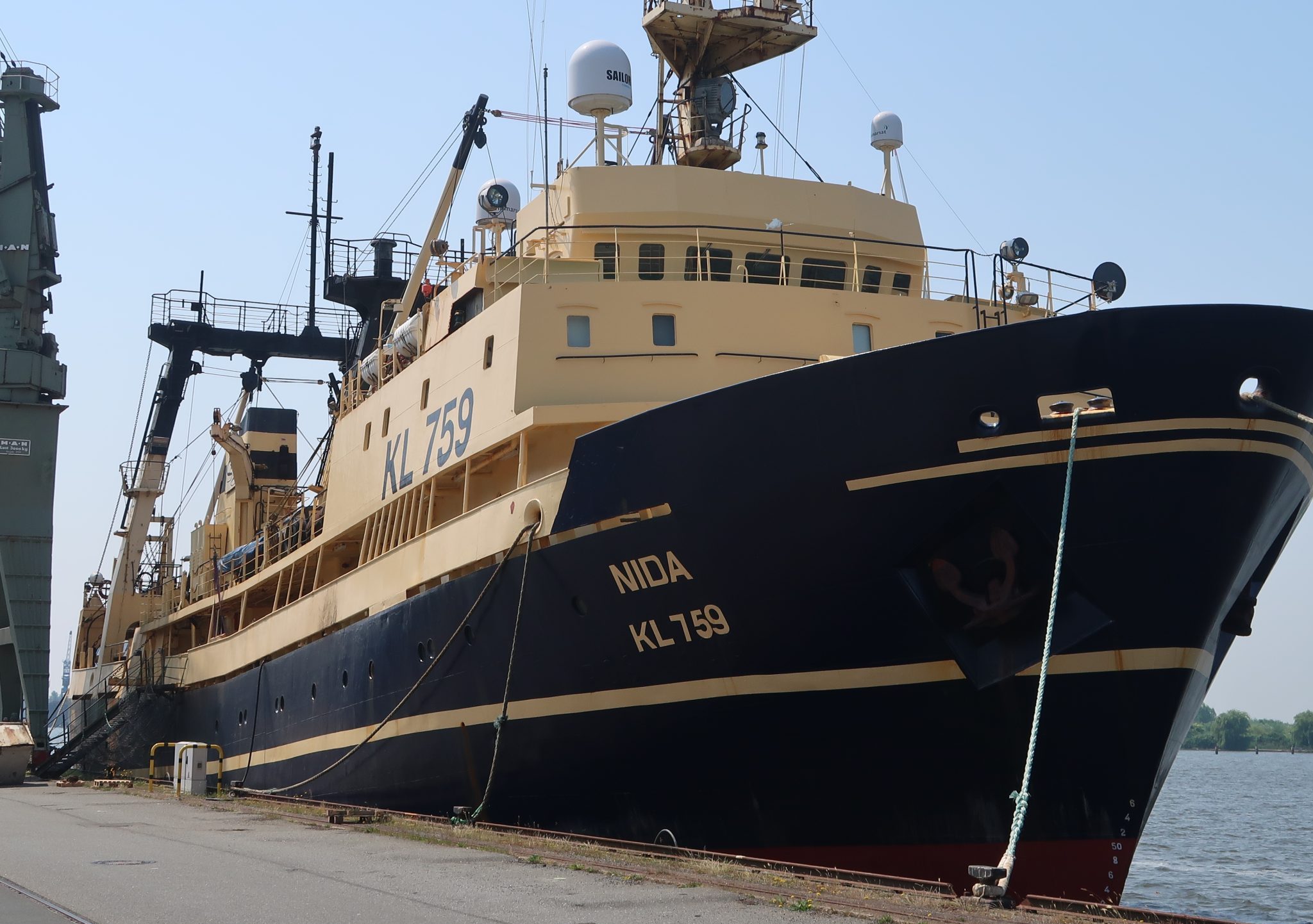 De KL-759 Nida voor de kade van Doggerbank Seefischerei in Bremerhaven.