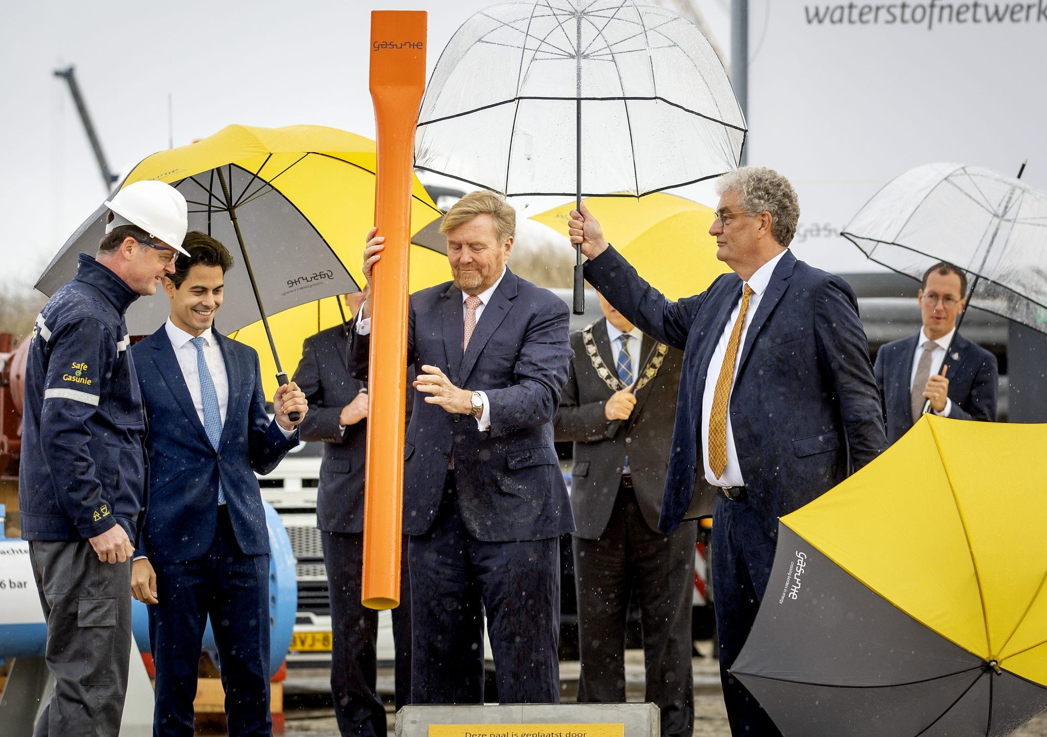 Demissionair minister Jetten en Koning Willem-Alexander starten de aanleg.