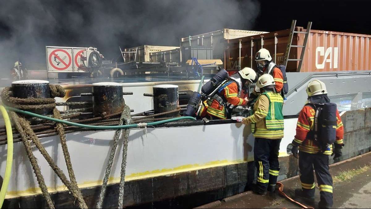 Brand op schip in de haven van Weil Foto vrijwillige brandweer Weil am Rhein
