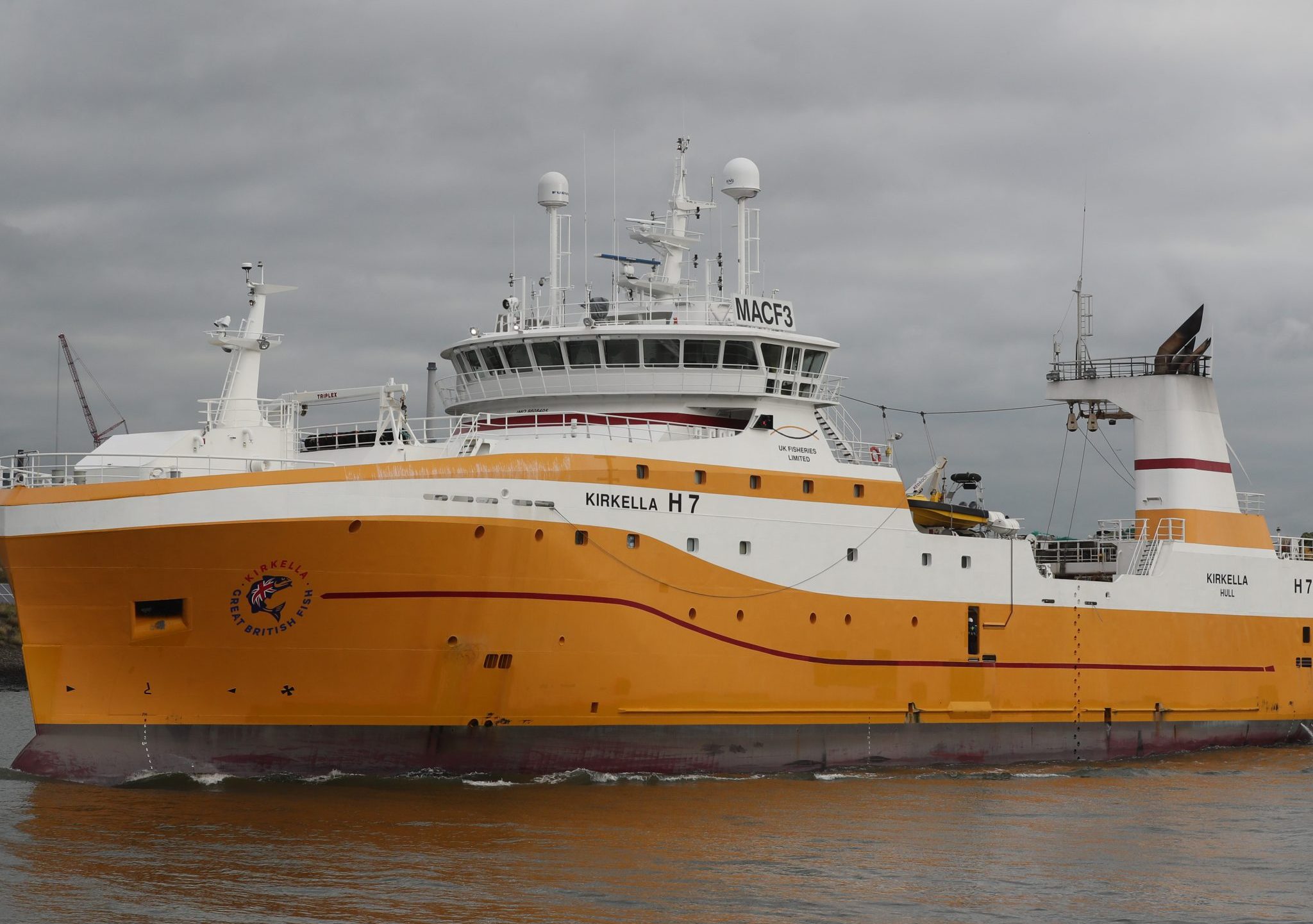 De H-7 Kirkella verlaat de haven van IJmuiden met assistentie van de sleepboot Arion.
