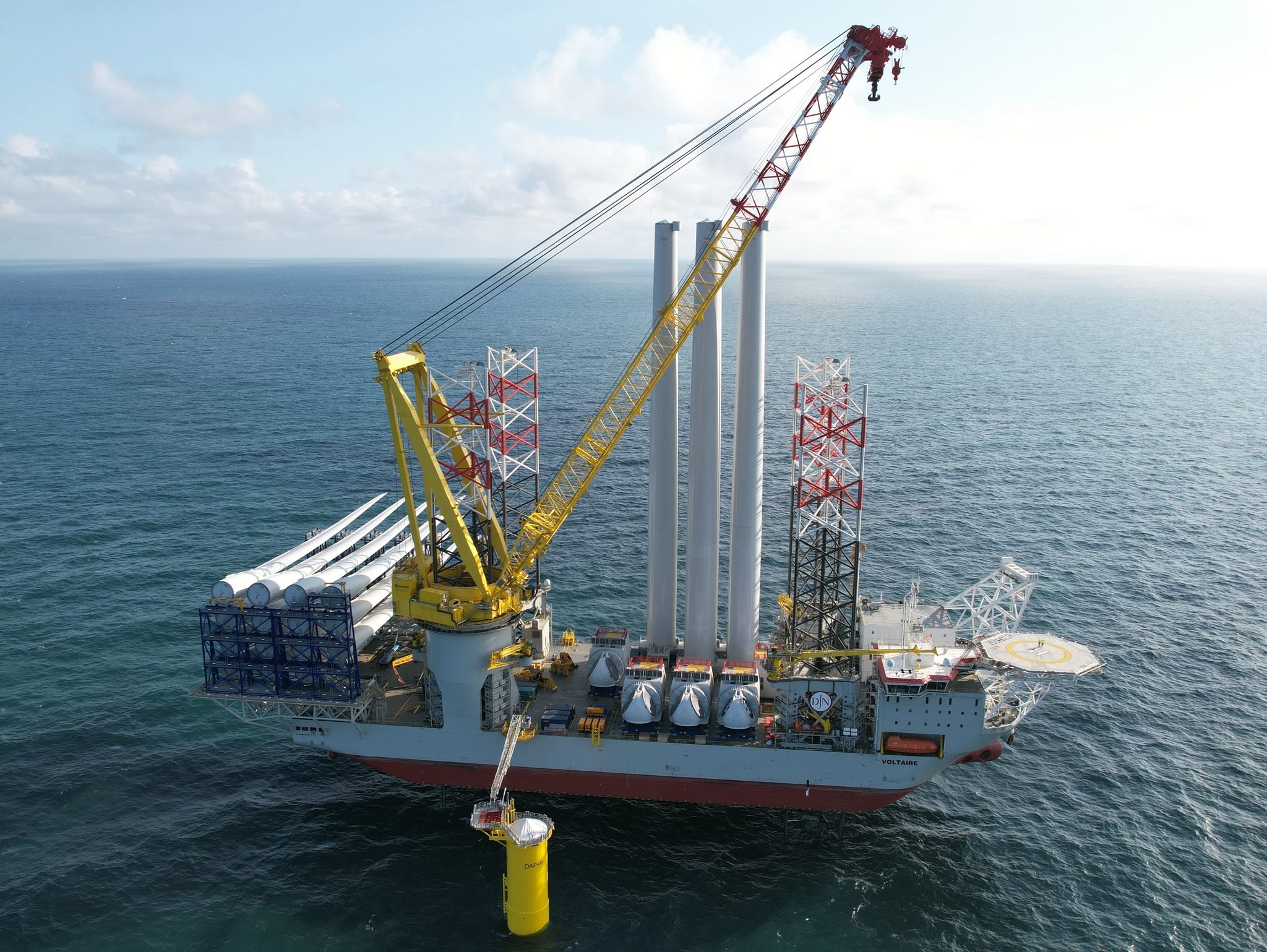 Volgens Jan de Nul Group is de Voltaire het eerste zeewaardige offshore installatieschip van dit type met extreem lage emissies.