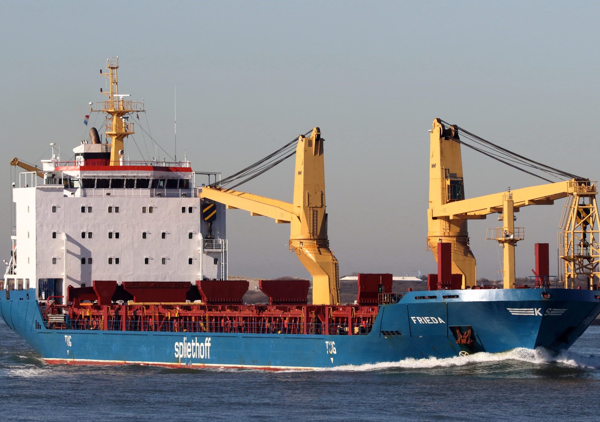 Het vrachtschip Frieda van Rederij Spliethoff vaart richting de Rotterdamse haven.