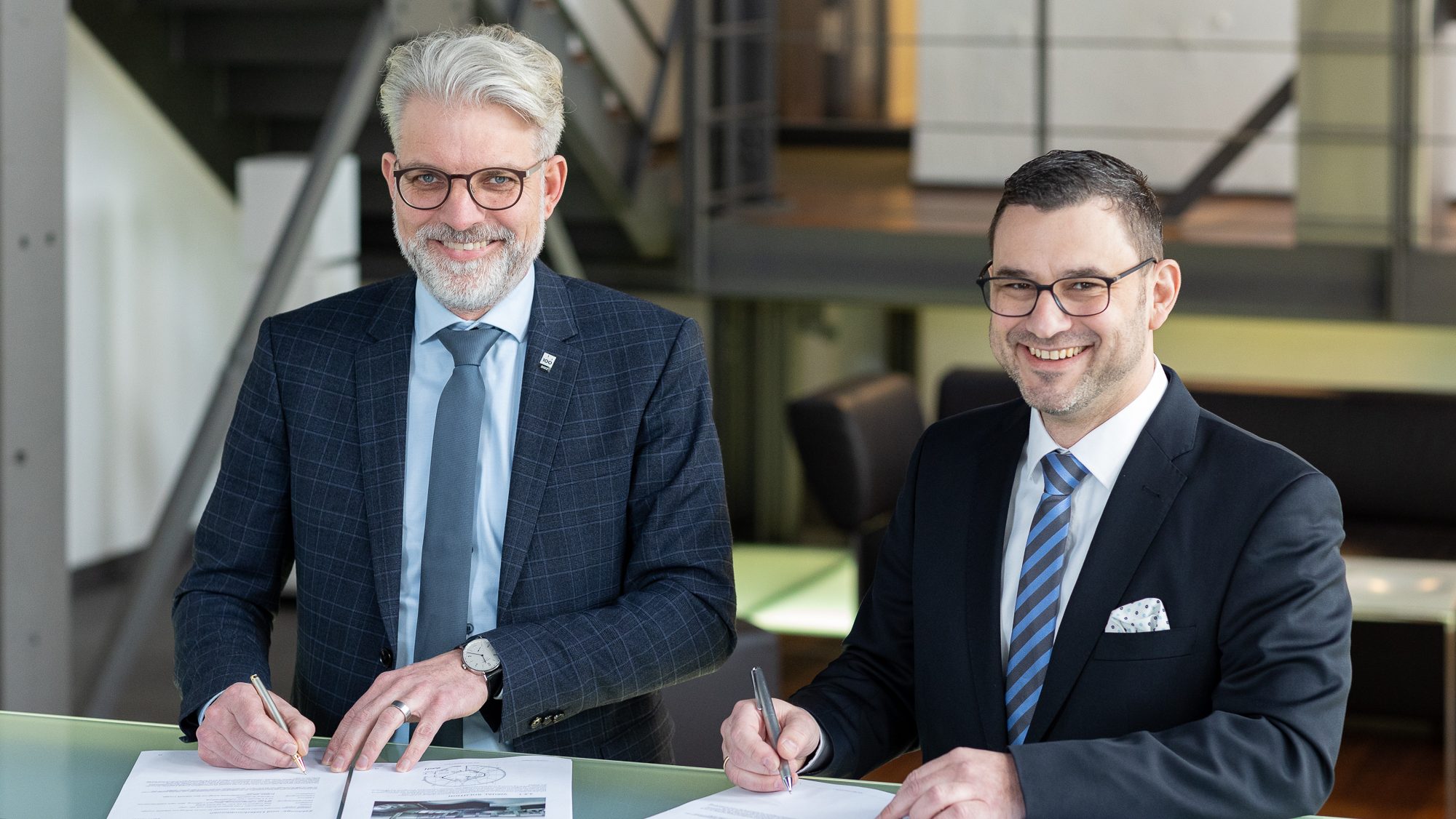 CEO Tim Ponath (l) van NSB en hoofd verkoop Europa van Wärtsilä Christopher Schröder tekenen het contract voor de update van de simulatoren in de NSB Academy.