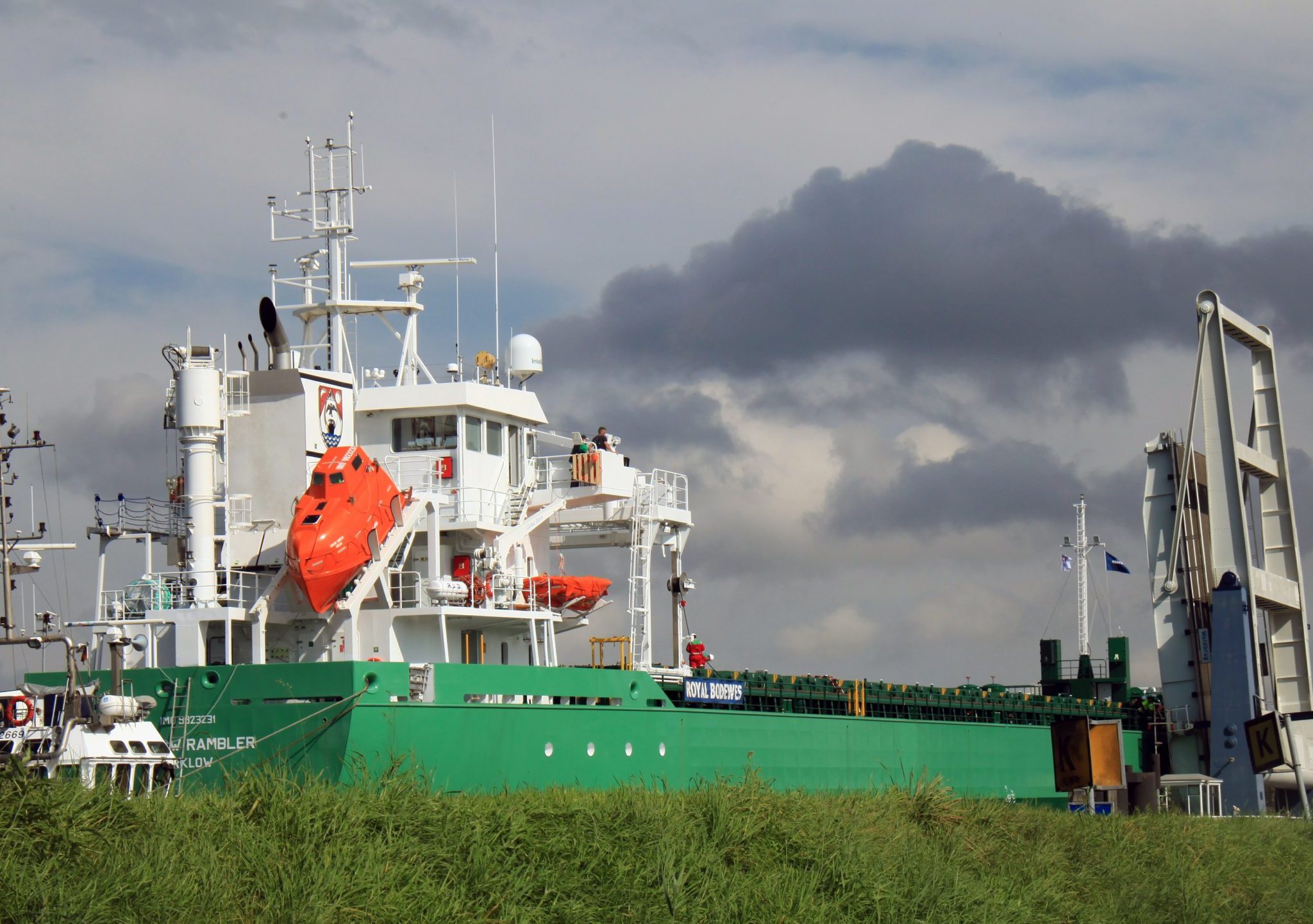 Na ruim drie weken oponthoud in de Eemshaven kon de Arklow Rambler naar zee.