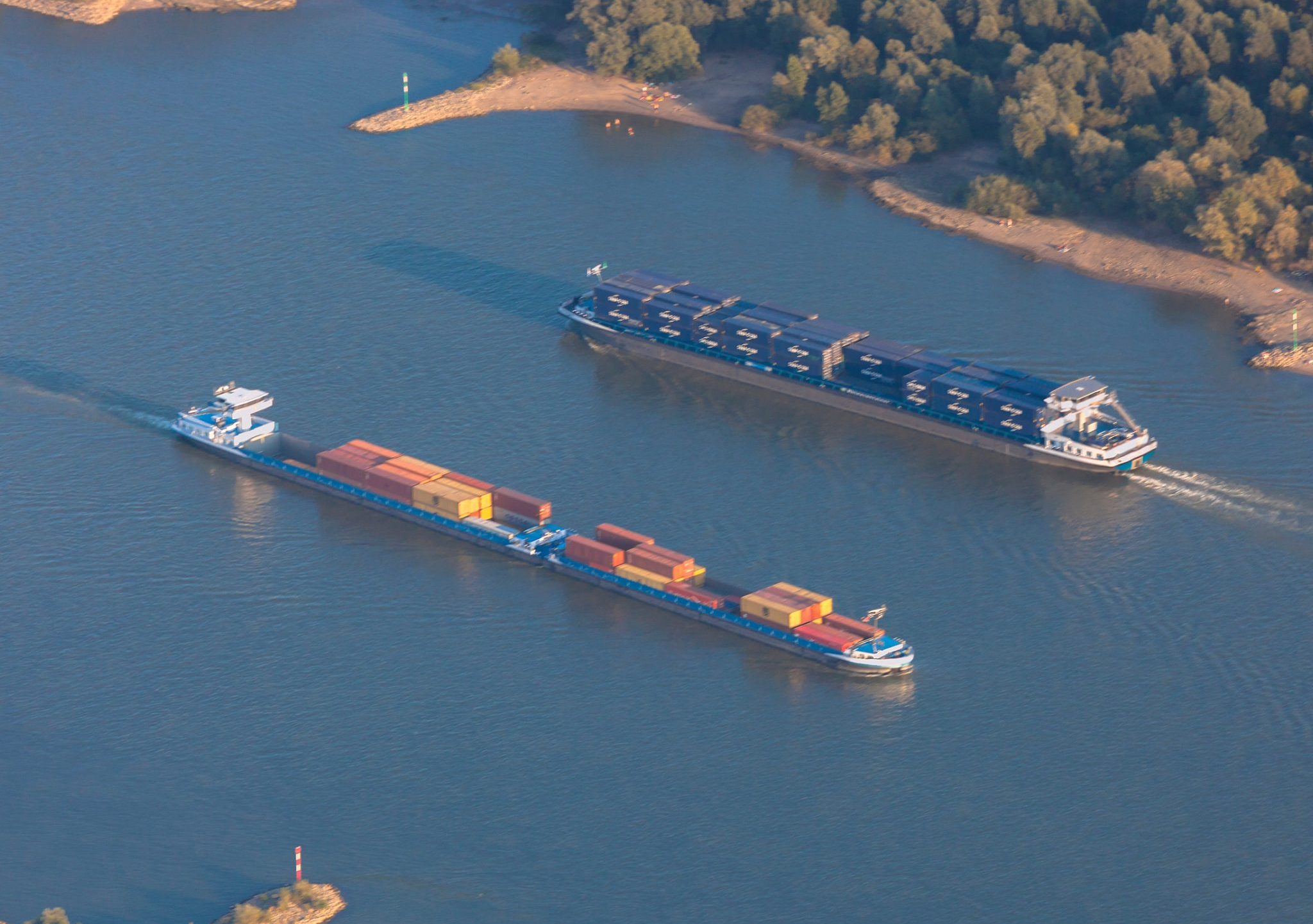 Twee schepen op de Rijn in Duitsland