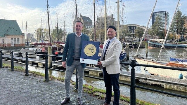 Aan de Rotterdamse Veerhaven ontvangt Remco Pikaart (Shipping Technology, links) van Keita Shinohara (Green Award) de Green Award plaquette.