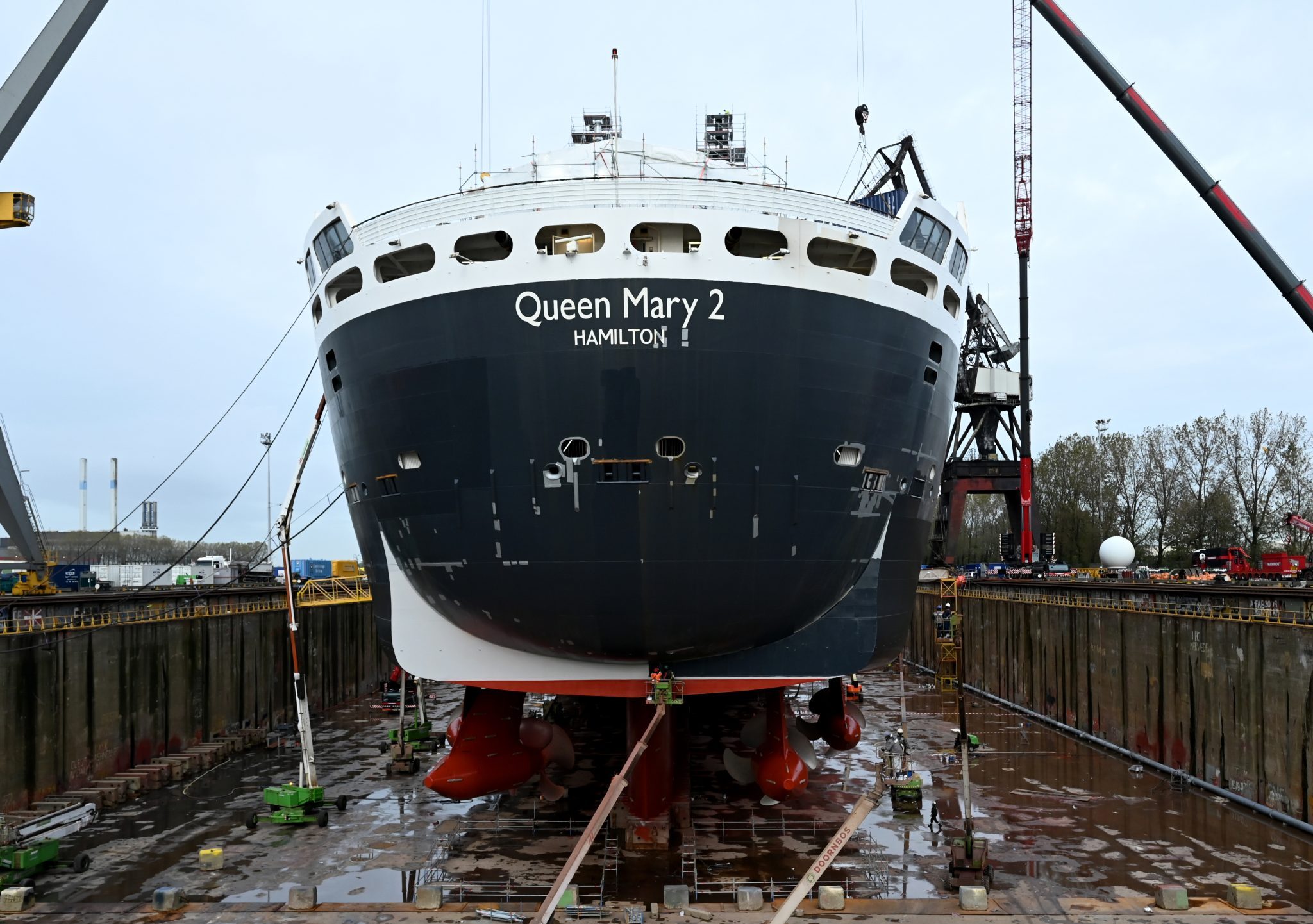 Queen Mary 2 Cruiseschip in het Dok bij Damen Verolme.