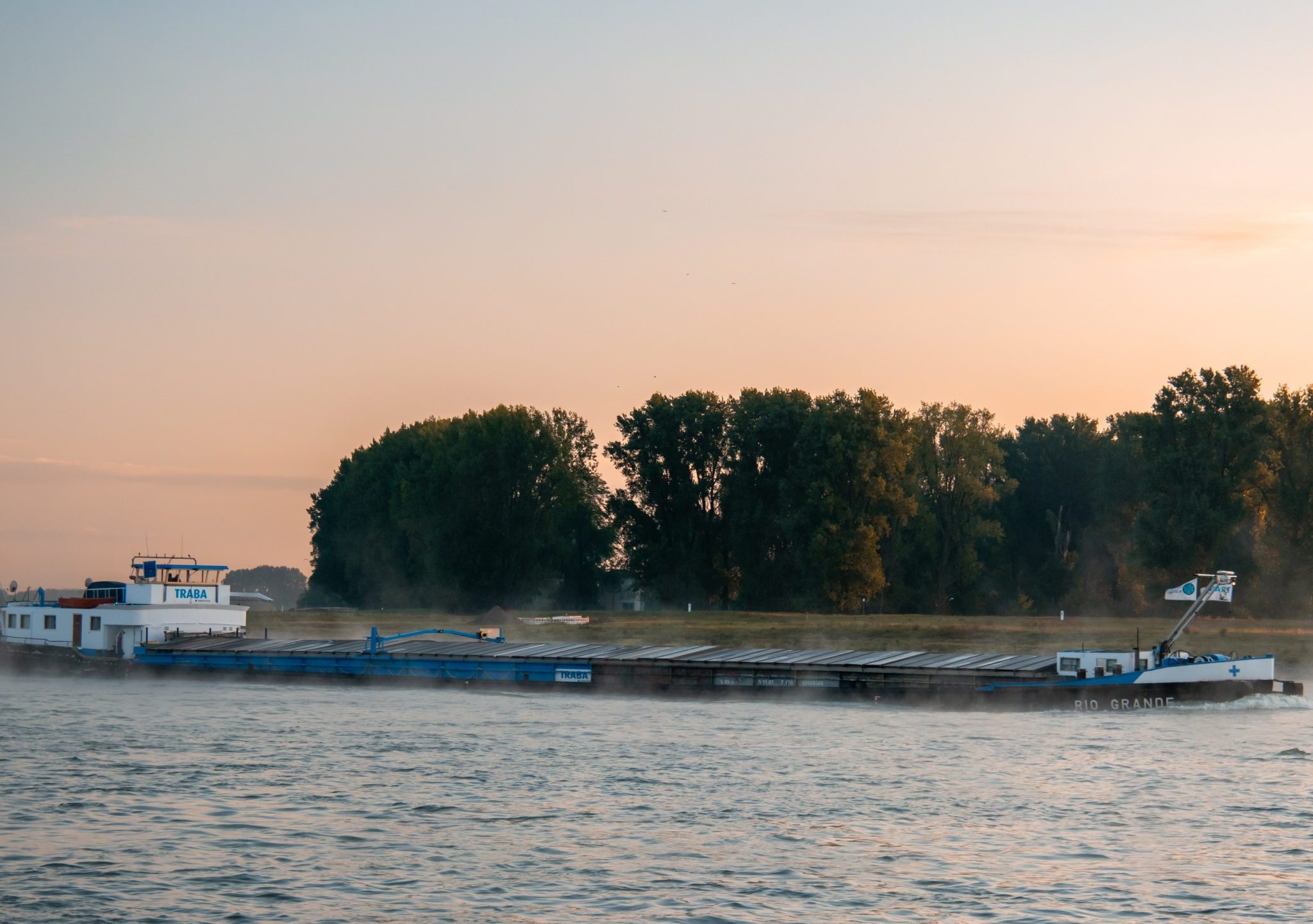 Een schip op de Rijn bij Keulen.