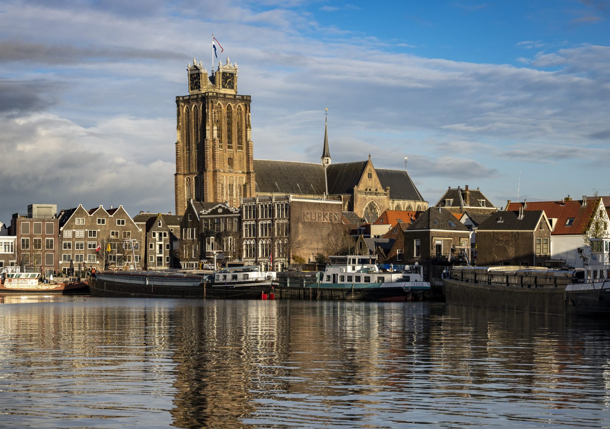Uitzicht op de Grote of Onze-Lieve-Vrouwekerk in het centrum van Dordrecht.