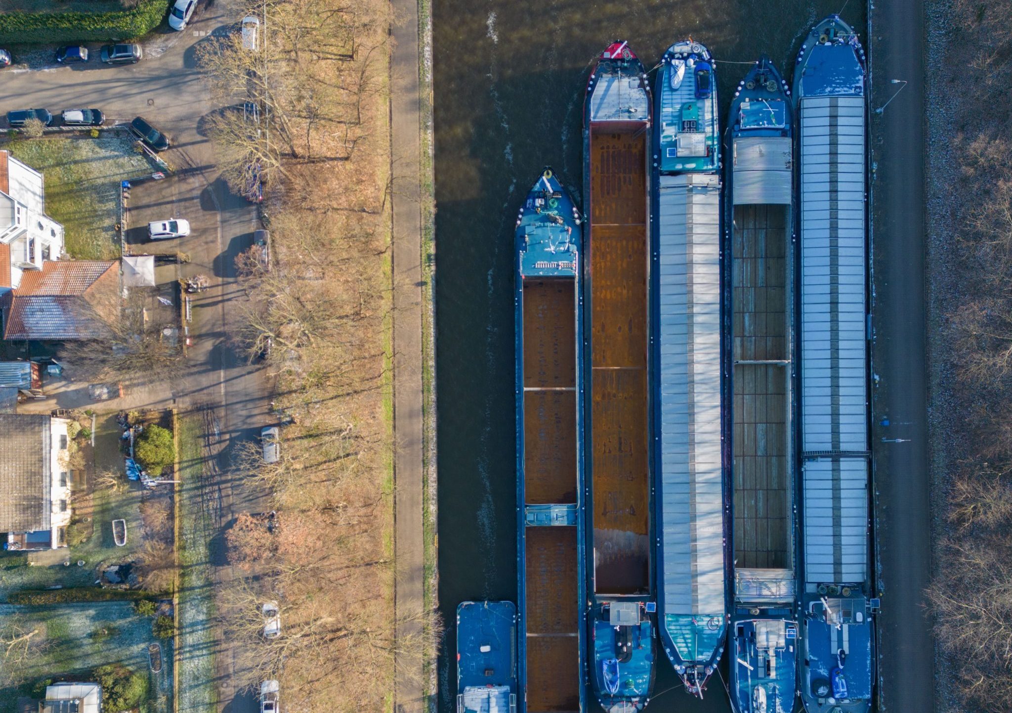 Schippers blokkeren het Mittellandkanaal met binnenvaartschepen in Minden, Duitsland