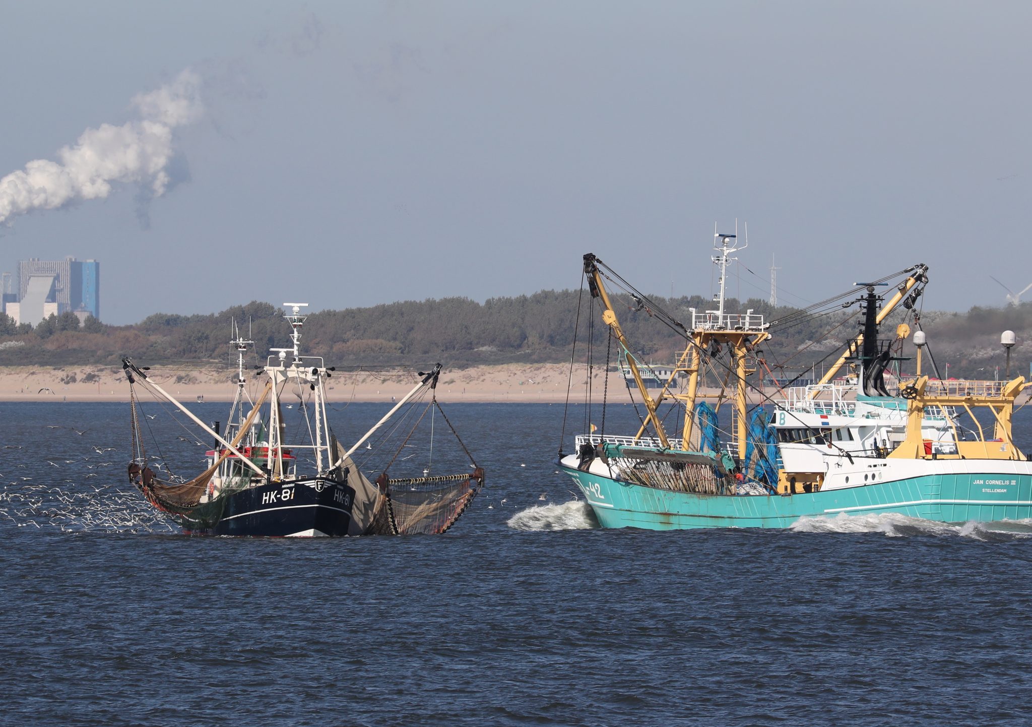 Grote diepstekende viskotters ondervinden steeds meer last van de betrekkelijk smalle en ondiepe vaargeul in het Slijkgat