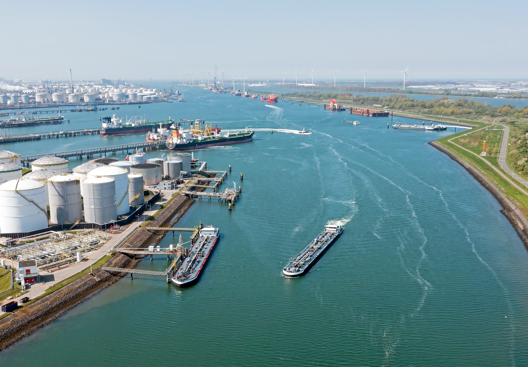 De Rotterdamse haven vanuit de lucht