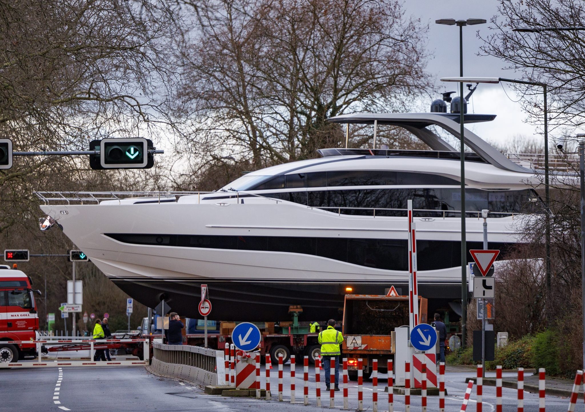 Motorjacht onderweg naar boot Düsseldorf 2024