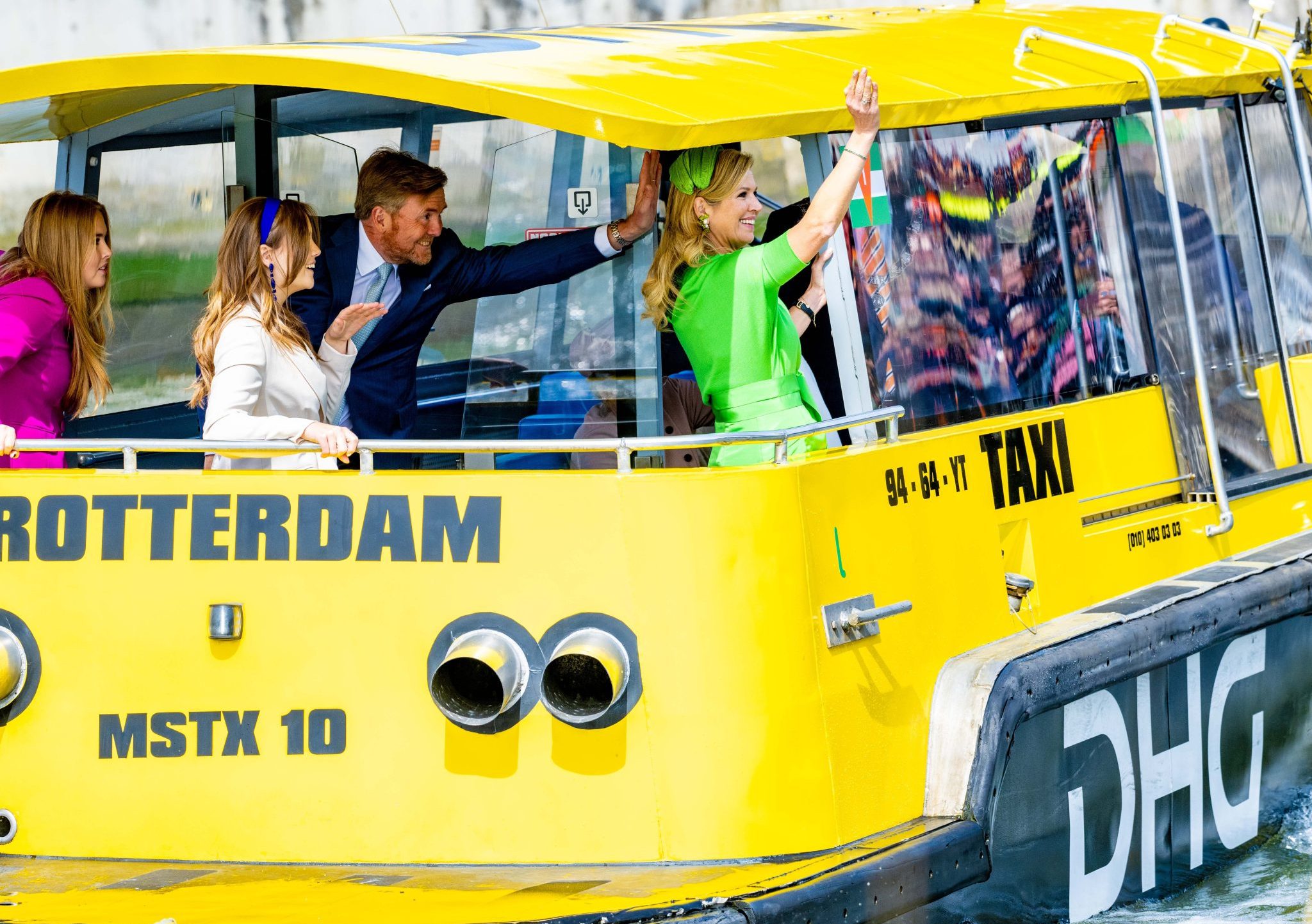 Koning Willem-Alexander met zijn gezin in een Rotterdamse watertaxi tijdens Koningsdag 2023.