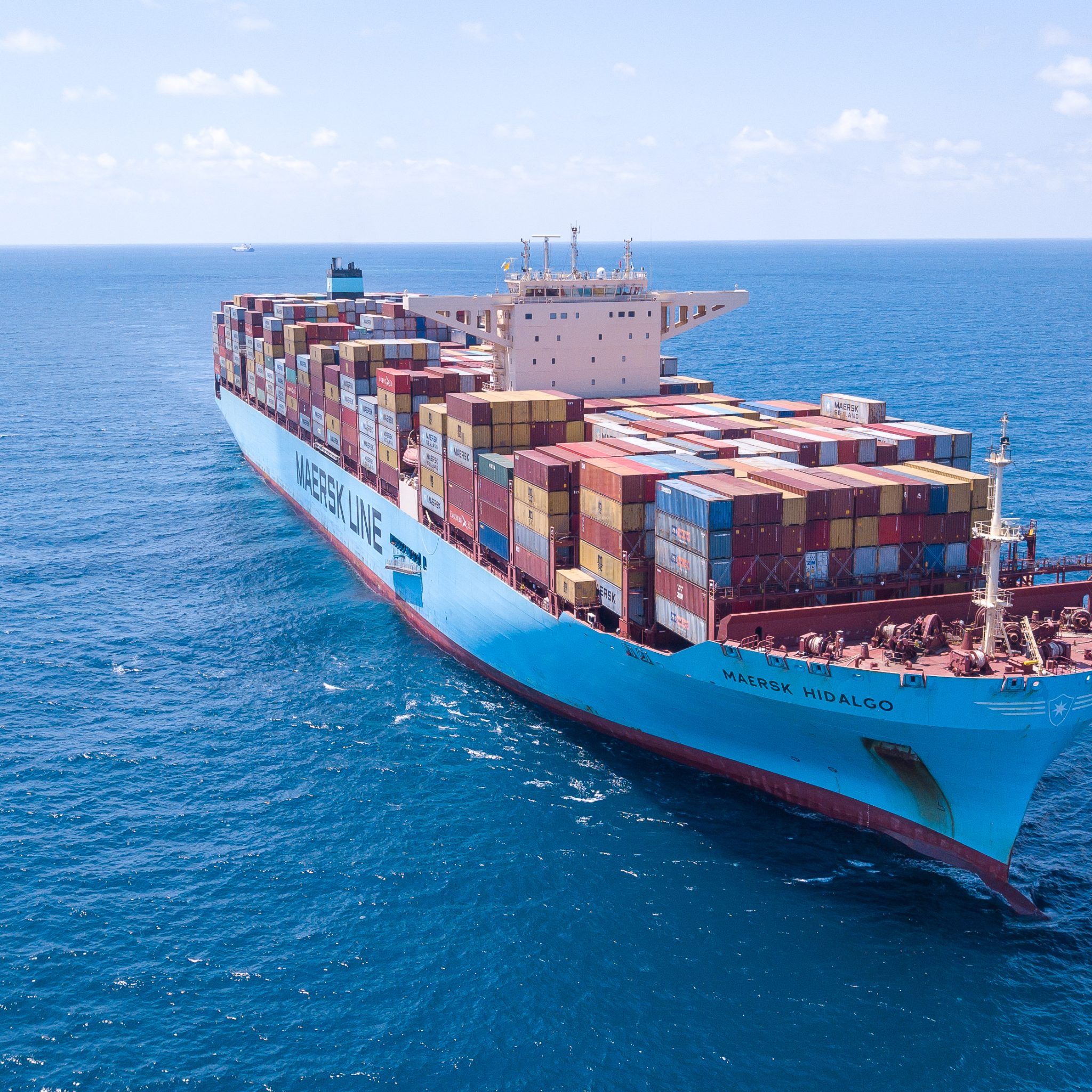 De omleiding maakt de reis volgens de topman van Maersk 13.000 kilometer langer en kost per container honderden dollars meer aan onder meer brandstof.