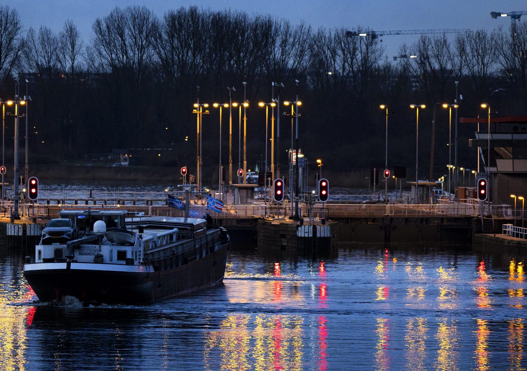 Oranjesluizen bij Amsterdam gesloten, hinder voor binnenvaart