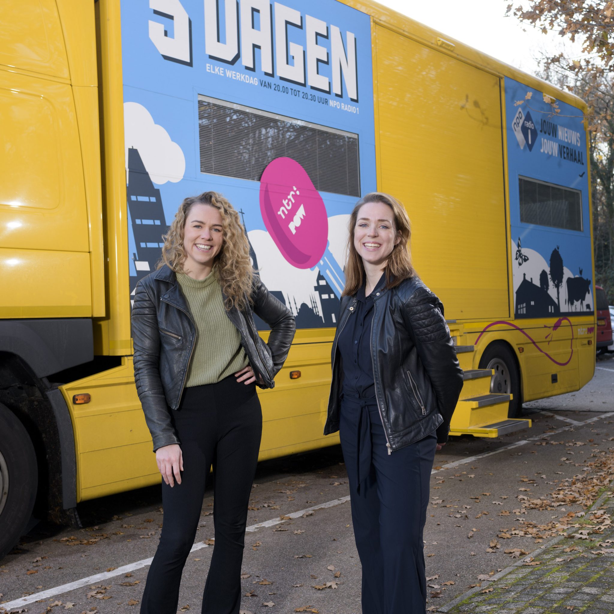De gele bus van radioprogramma 5 Dagen en presentatoren Mirthe van der Drift en Jo van Egmond