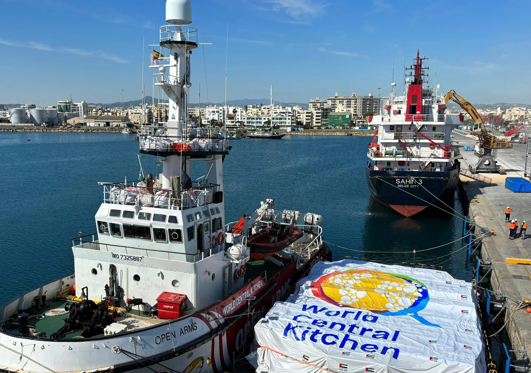 De Open Arms met het ponton langszij in de haven op Cyprus