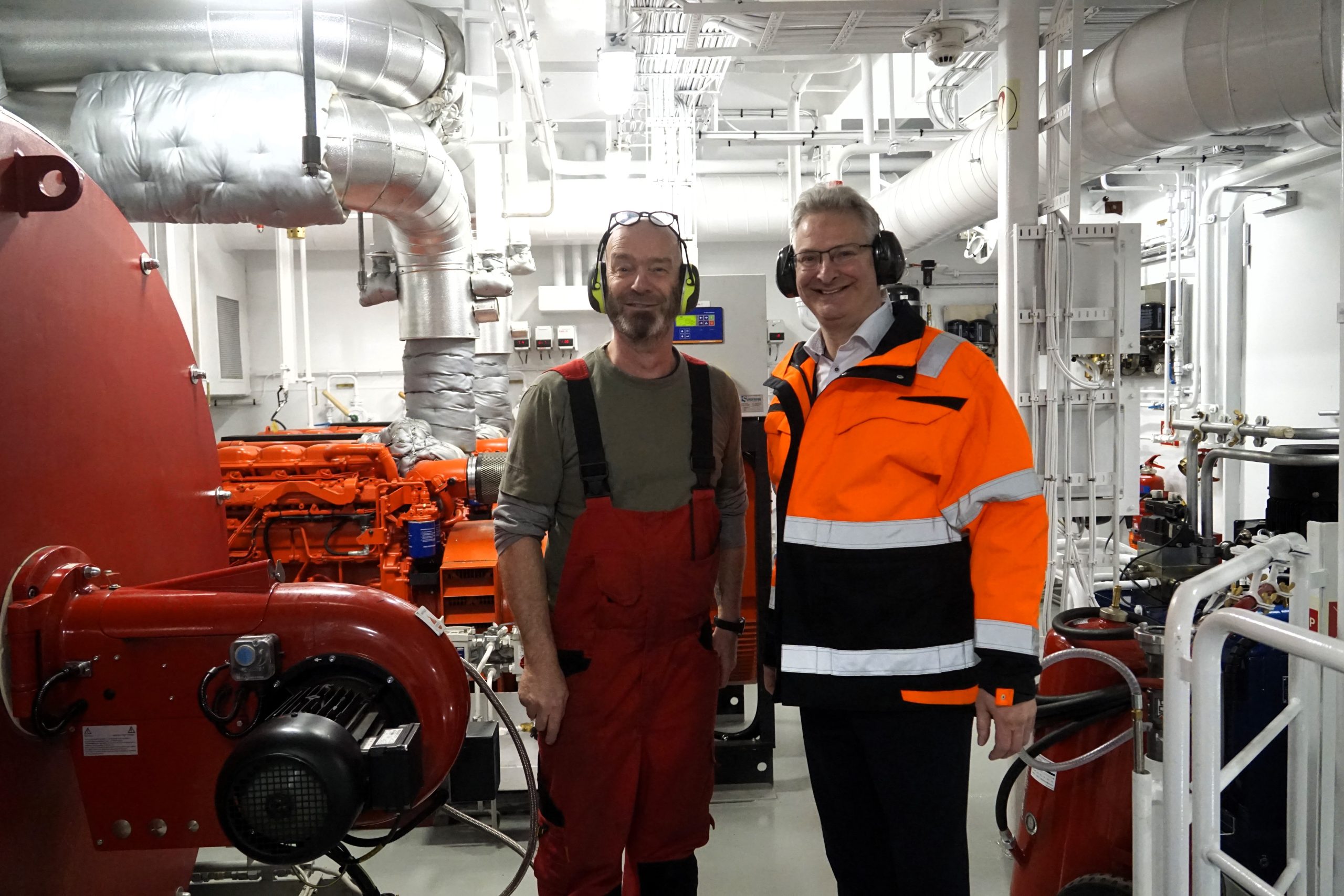 MF Shipping Erik Zwijghuizen en chief engineer Rob Veltman.