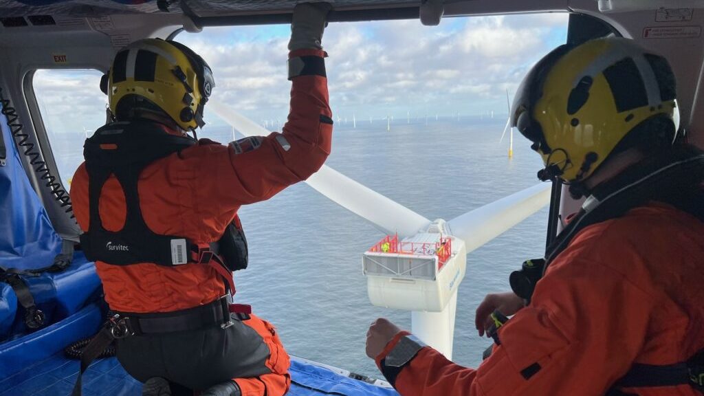 Training kustwachthelikopter-van-evacuatie-vanaf-een windmolen Noordzee